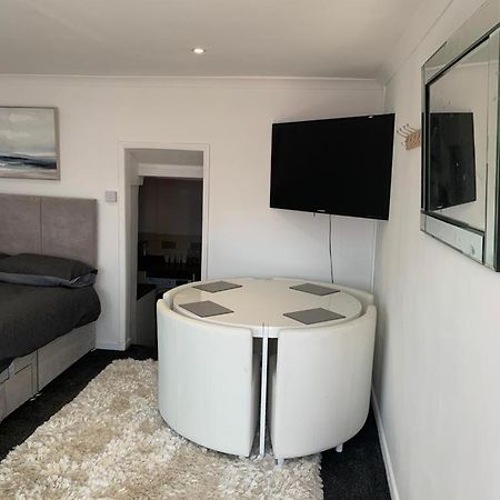 Beautiful Studio Apartment Milford Haven Bagian luar foto
