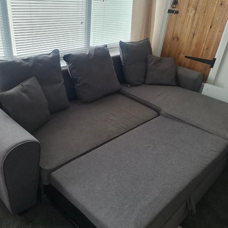 Beautiful Studio Apartment Milford Haven Bagian luar foto