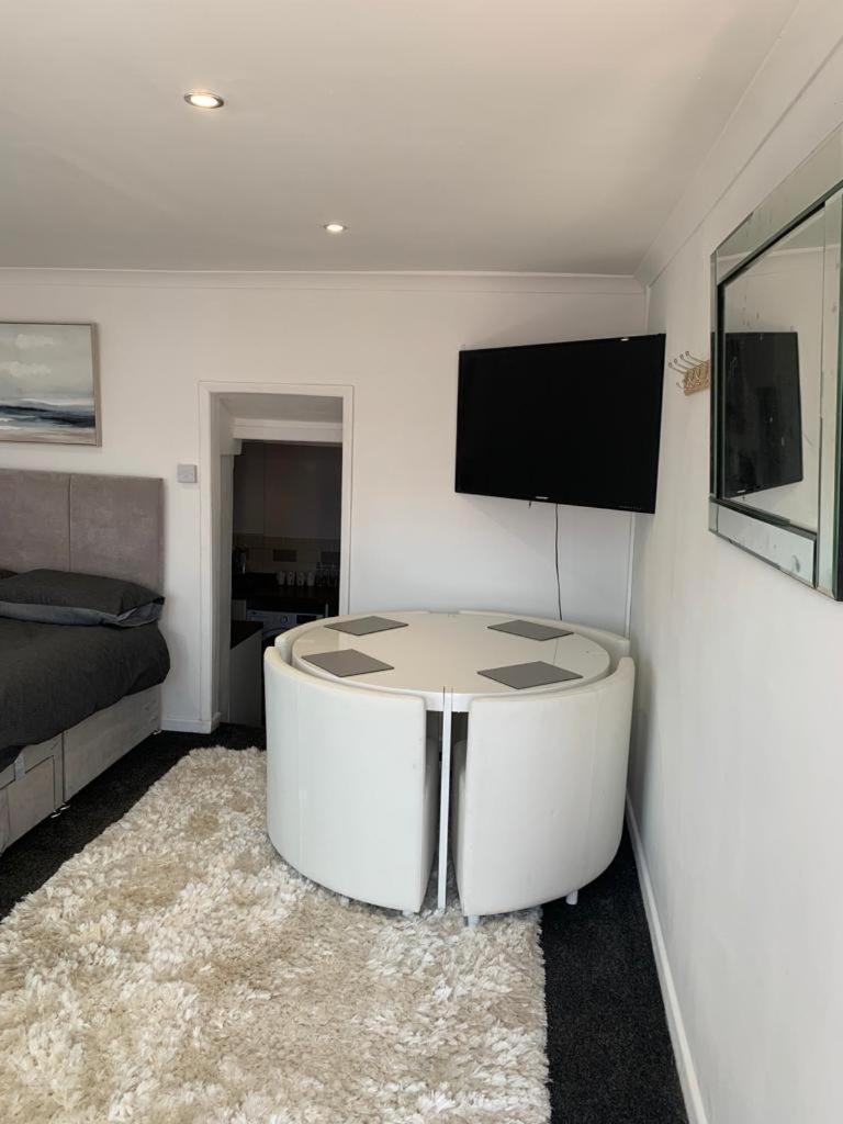 Beautiful Studio Apartment Milford Haven Bagian luar foto