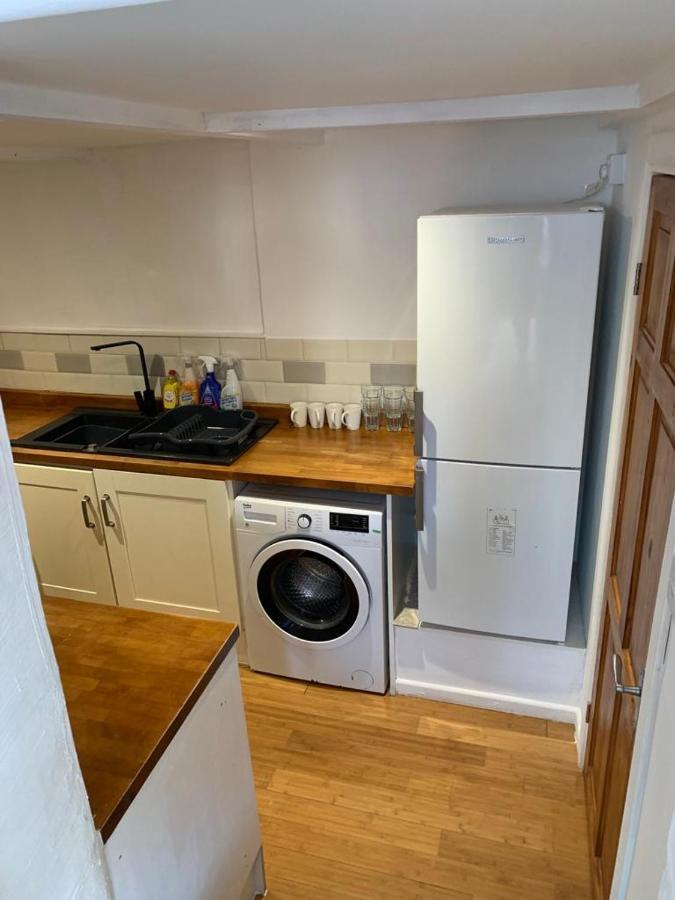 Beautiful Studio Apartment Milford Haven Bagian luar foto