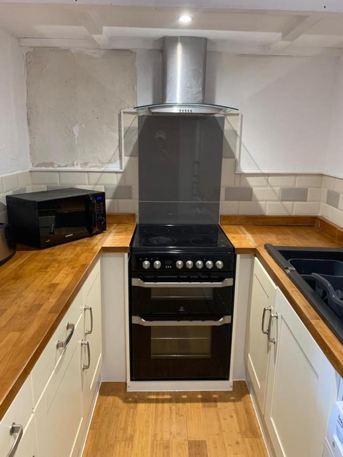Beautiful Studio Apartment Milford Haven Bagian luar foto