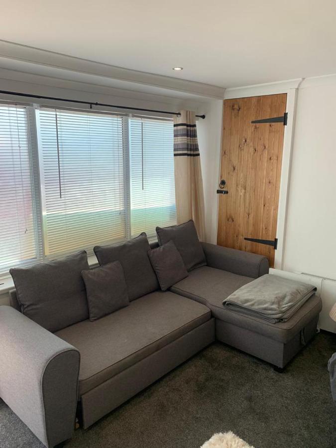 Beautiful Studio Apartment Milford Haven Bagian luar foto