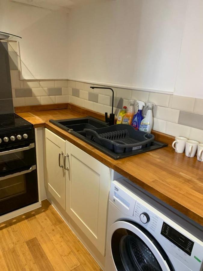 Beautiful Studio Apartment Milford Haven Bagian luar foto
