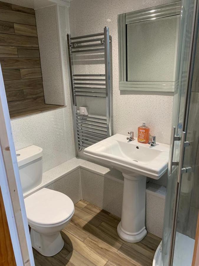Beautiful Studio Apartment Milford Haven Bagian luar foto