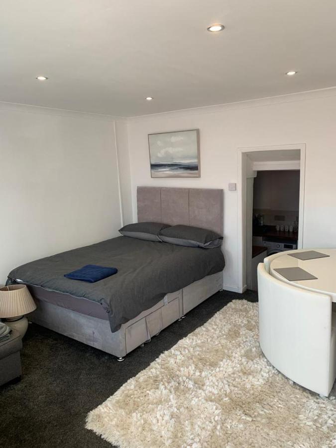 Beautiful Studio Apartment Milford Haven Bagian luar foto