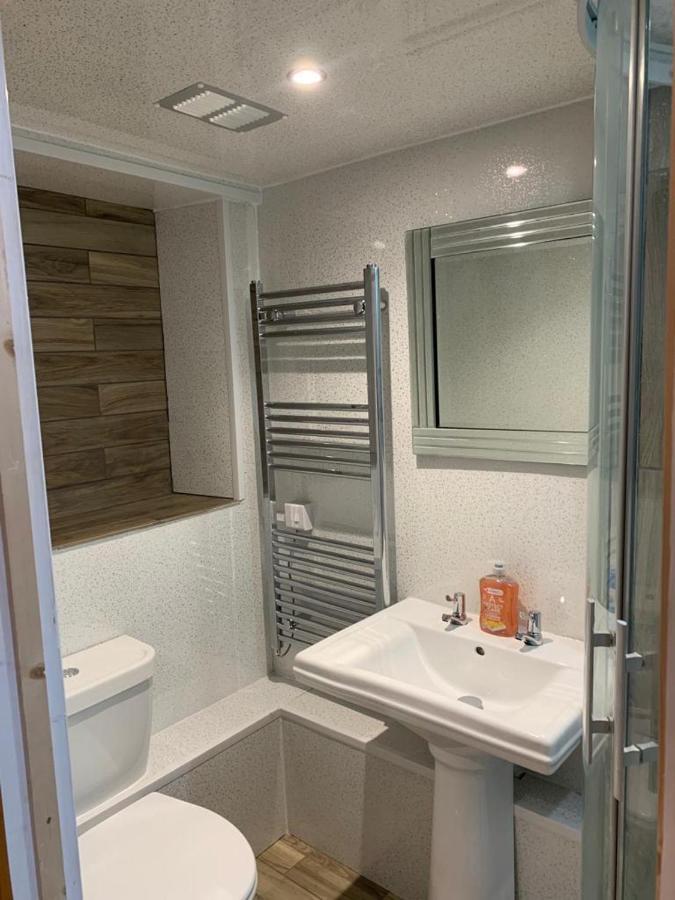 Beautiful Studio Apartment Milford Haven Bagian luar foto