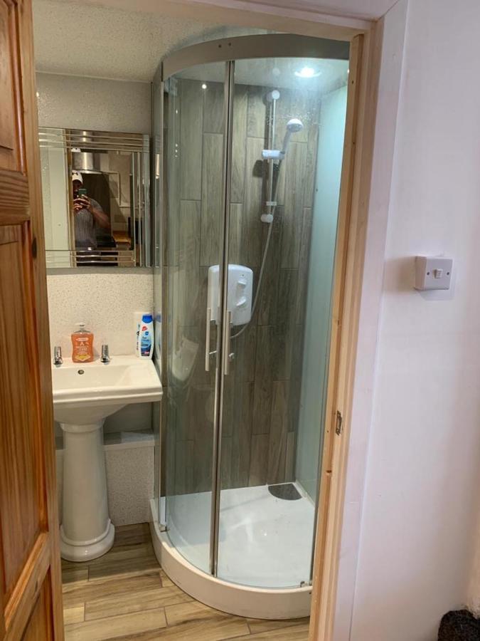Beautiful Studio Apartment Milford Haven Bagian luar foto