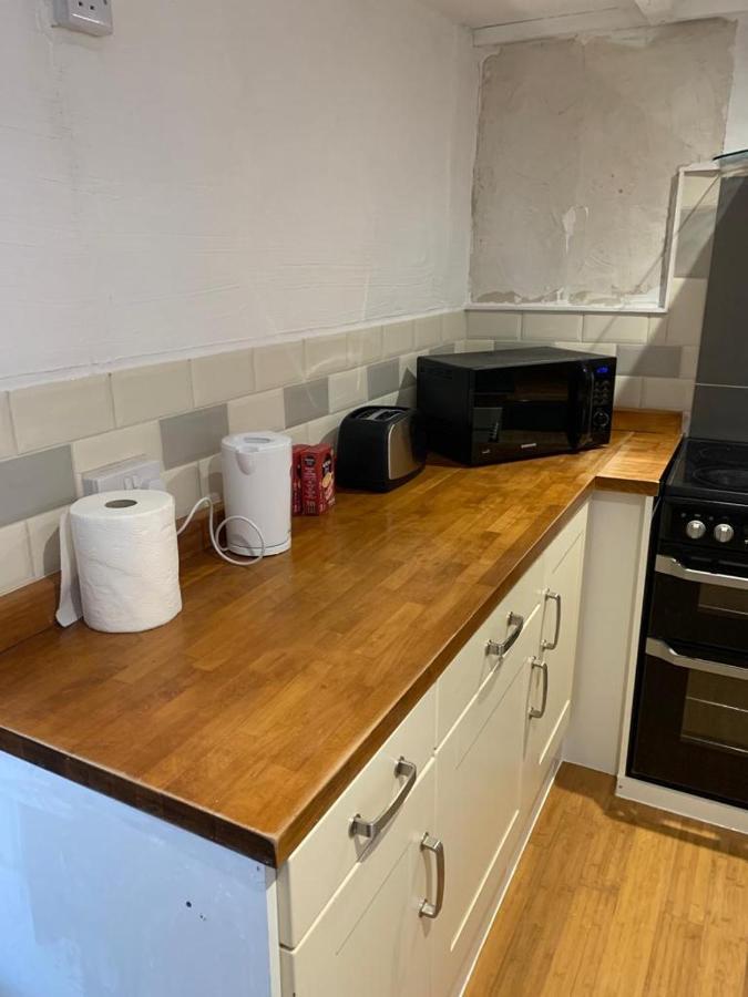 Beautiful Studio Apartment Milford Haven Bagian luar foto