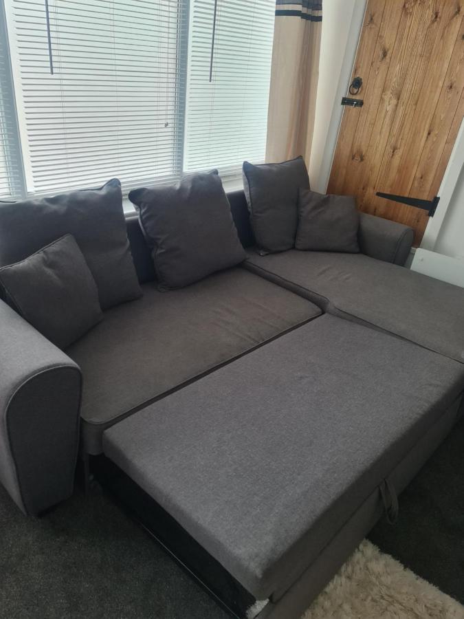 Beautiful Studio Apartment Milford Haven Bagian luar foto